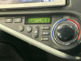 【オートエアコン】一度お好みの温度に設定すれば、車内の温度を検知し風量や温度を自動で調整。暑い&hellip;寒い&hellip;と何度もスイッチ操作をする必要はありません。快適な車内空間には必須の機能ですね♪