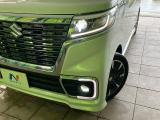【LEDヘッドライト】悪天候や夜間走行時も良好な視界を確保し安心して運転できる高輝度LEDヘッドライトを装備!点灯速度が早く、消費電力も抑えられています。