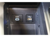 データ通信/給電用と、給電用(Type-C)のUSBポートが装備されています。車内にあると便利なアイテムですね!