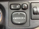 【電動格納ミラー】サイドミラーは電動格納式となっており、狭い駐車場でもキズがつくリスクを抑えられます。
