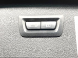 ●電動リアゲート:ワンタッチでリアゲートの開閉ができ、荷物などで両手が塞がっている状態でも簡単に開閉ができる便利機能です。