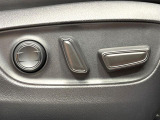 【運転席8WAYパワーシート】リクライニングからシートリフターまで、スイッチ一つで簡単にシートの微調整が可能!自分に最適なシートポジションにセットして、快適なドライブをお楽しみください。