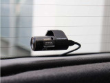 純正ならではのスマートな装着感。車両デザインに調和したドライブレコーダーです。