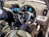 MINIの内装はとにかく『円』に拘ったデザインコンセプトが一目で伝わってきます。これほど円形に拘った車は他に御座いません。伝統のデザイン、トグルスイッチなど遊び心のある内装で御座います。