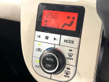 【オートエアコン】一度お好みの温度に設定すれば、車内の温度を検知し風量や温度を自動で調整。暑い&hellip;寒い&hellip;と何度もスイッチ操作をする必要はありません。快適な車内空間には必須の機能ですね♪