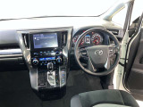 運転席は見やすく整理され、ナビも美しく装着され操作性にも優れています!