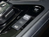 シフトレバーの横にはバッテリー電力だけで静かに走行出来る「マナーモード」など、ドライブモードの切替スイッチが有ります。