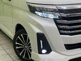 【LEDヘッドライト】悪天候や夜間走行時も良好な視界を確保し安心して運転できる高輝度LEDヘッドライトを装備!点灯速度が早く、消費電力も抑えられています。