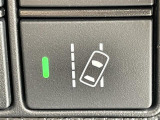 ◆【路外逸脱抑制機能】はみ出しそうなとき、ディスプレー表示とステアリング振動の警告で注意を促すとともに、車線内へ戻るようにステアリング操作を支援します。機能には限界があるためご注意ください。