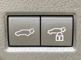 【ハンズフリーパワーバックドア】リアバンパー下部に足先を出し入れするだけでバックドアが自動で開閉♪両手が荷物でふさがっている時でもラクラク開閉操作が行えます!