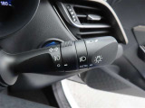 スイッチをオートに設定しておけば、車外の明るさに応じて自動的にヘッドランプを点灯・消灯します。夕暮れ時やトンネルの続く山道などを走行する時に便利なコンライトを装備しています。