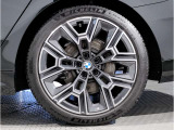 BMWの純正アロイホイールは軽量かつ強度にも優れているホイールで走行性能を引き上げる設計になっております。足元にもBMWは妥協がなくこだわっている個所になります。