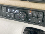【オートエアコン】一度お好みの温度に設定すれば、車内の温度を検知し風量や温度を自動で調整。暑い&hellip;寒い&hellip;と何度もスイッチ操作をする必要はありません。快適な車内空間には必須の機能ですね♪
