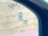【ブラインドスポットインフォメーション】走行中、ドアミラーの死角になりやすい箇所に後続車が接近するとサイドミラー付近に警告を表示、ドライバーに注意喚起をしてくれます。