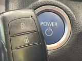 【スマートキー】カバンやポケットに入れたままでもドアの施錠・解錠が可能なスマートキーを装備。エンジンのオン・オフ時もカギを取り出す必要が無いからとっても便利です♪