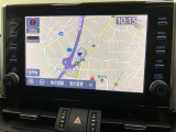 【9インチディスプレイオーディオ】各種オーディオ機能とスマホ連携機能を搭載。ナビキットを装着しているので、車載ナビとしても使用可能です。機能の詳細につきましては、展示店舗までお尋ねください。