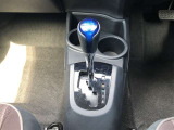 操作しやすいATシフトです。 シフトチェンジを気にしなくていいので運転だけに集中できますね。 自然と手に届くところにある、手になじむ形状のシフトノブがいいですね。
