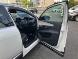 視線を奪うスタイリング。ライオンの牙をモチーフにしたシャープなライト