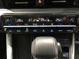 左右独立温度コントロールフルオートエアコンです。運転席、助手席それぞれで独立して温度設定ができます。冷え性の方が乗っても安心ですね♪