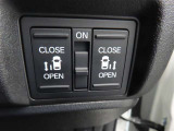 パワースライドドアを左右に装備しています。運転席のスイッチで開閉の操作が出来ます。