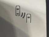 【ブラインドスポットモニター】走行中、ドアミラーの死角になりやすい箇所に後続車が接近するとサイドミラーのレンズに警告を表示!ドライバーに注意喚起をしてくれます。
