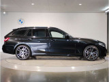 ☆BMWの前後重量配分50:50はエンジン自体をフロントタイヤよりも後ろにずらし、通常はエンジンルーム内に搭載される重量物であるバッテリーをトランクに移動させるなどして実現されています☆