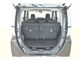 コンパクトな荷室ですが、リヤシートを倒せば大きな荷物も積めます。