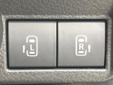 【両側パワースライドドア】スマートキーや運転席のスイッチで後席両側スライドドアの開閉が可能♪電動だから力を入れてドアを開ける必要が無く、小さなお子様でも簡単に開け閉めでき快適です♪