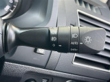 【オートライト(AUTO)】外の明るさをシステムが感知して、自動でヘッドライトが点灯します。ヘッドライトをつけ忘れを防ぐ便利機能です。
