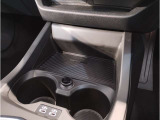 【置き型充電器】置き型充電に対応しております。お持ちの携帯電話が置き型充電器対応でしたら、充電コードの必要なく、すっきりとした車内のまま携帯の充電が可能です。