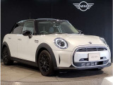 MINIのフロントグリルのデザインはイギリスで生まれた当初から、シルバーのサイドバーが折り重なった伝統的なデザインで御座います。その伝統はBMWのお車になってからでも少しずつ形を変えて守られております