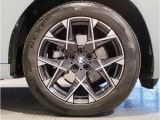 【BMWアロイホイル】軽量かつ強度に拘ったアロイホイル。走行性能ポテンシャルを引き出す設計。車の足元を引き締めてくれる大きなポイントはアロイホイルです。
