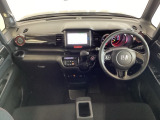 車内は光触媒抗菌消臭施工済です。インパネ周りはスタイリッシュなデザインです。グローブボックスやカップホルダーのほかにトレーなどたくさんの収納スペースが付いています。