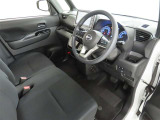 シンプルで使いやすいデザインの運転席です。