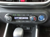 使用頻度の高いスイッチを運転席側にレイアウトした、オートエアコンです。