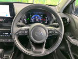 インテリアに合わせたデザインのステアリングは、運転される方のことも考え、運転しやすい形状、大きさです。是非一度、実際に触ってお確かめください。