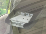 【プリクラッシュセーフティ】前方の車両等を検知し、衝突しそうな時は警報で注意を促し、ブレーキを踏む力をサポート。ブレーキを踏めなかった場合は衝突被害軽減ブレーキが作動、衝突回避をサポートします。