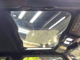 【ガラスルーフ】ガラスルーフ搭載で車内の解放感が一気にアップ!開放的なドライブをお楽しみいただけます。