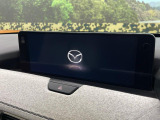 【12.3インチマツダコネクト】車内の雰囲気にマッチした大型ディスプレイ。スマホ接続でのナビ使用やBluetooth再生等、様々な機能が楽しめます。直感的なダイヤル操作が可能で、使い勝手も良好です。