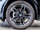 BMWの純正アロイホイールは軽量かつ強度にも優れているホイールで走行性能を引き上げる設計になっております。足元にもBMWは妥協がなくこだわっている個所になります。
