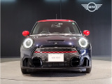 MINIのフロントグリルのデザインはイギリスで生まれた当初から、シルバーのサイドバーが折り重なった伝統的なデザインで御座います。その伝統はBMWのお車になってからでも少しずつ形を変えて守られております