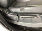 シートリフター装備。運転席の高さを調整する機能