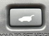 【パワーバックドア】スマートキーや運転席のボタンを押すだけでリアゲートが自動で開閉します!荷物を持っている時や、高い位置にあるバックドアを閉める際に便利な機能です♪