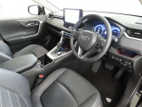 シンプルで使いやすいデザインの運転席です。