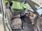 運転席まわりには十分なスペースがあり、大柄な方でもゆったり運転していただける環境です。