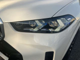 【LEDヘッドライト】先進のLEDテクノロジーを採用。放射される白色光の周波特性は太陽光に近く、バイキセノン・ヘッドライトを上回るコントラストで更に明るく輝きます!