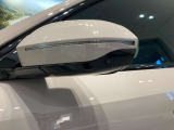 BMWのミラーは車種によって異なりますがレーンチェンジウォーニングが装備されております。詳しくは当店スタッフまでお問い合わせくださいませ。