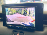 【バックカメラ】駐車時に後方がリアルタイム映像で確認できます。大型商業施設や立体駐車場での駐車時や、夜間のバック時に大活躍!運転スキルに関わらず、今や必須となった装備のひとつです!