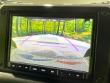 【バックカメラ】駐車時に後方がリアルタイム映像で確認できます。大型商業施設や立体駐車場での駐車時や、夜間のバック時に大活躍!運転スキルに関わらず、今や必須となった装備のひとつです!