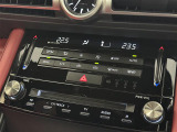 【左右独立オートエアコン】左右独立型、いわゆるデュアルエアコンです。運転席と助手席でそれぞれお好みの温度を設定可能です。